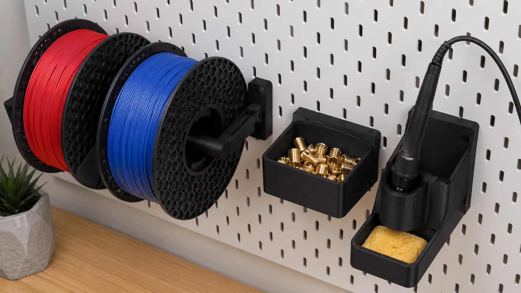 GRID modulares Wandregal 3D-Druck-Werkstatt — Filamentrollen und Werkzeug an Lochplatte organisiert